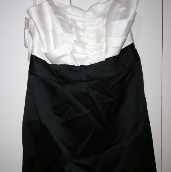 Pretty little dress....party time style - Picture 2 of 6